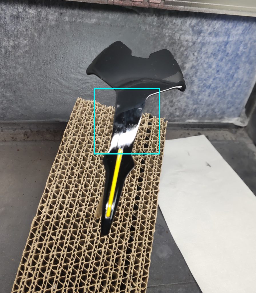 盾のこの部分、面積大きくて目立つので黒の塗面をキレイにしようと何度か塗ってはゴミをヤスって…って繰り返したあとマスキングして黄色を塗り分けたら、塗面がマスキングテープで荒れるわ、広い面積をカバーするのに小さいジップロック使ったらその封のところで傷入るわで…このパーツだけで何回色々手を入れたか(；´Д｀)