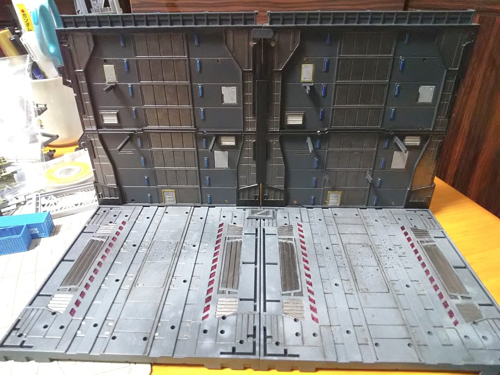 床＆壁の塗装完了時点の図。あらゆる全てのモールドを塗り分け＆スミ入れしたったw壁はジャーマングレーと黒鉄色をそれぞれベタ塗りですが、床は色んなグレー系を斑に塗り重ね、MSが立つ辺りにはオイル汚れも。