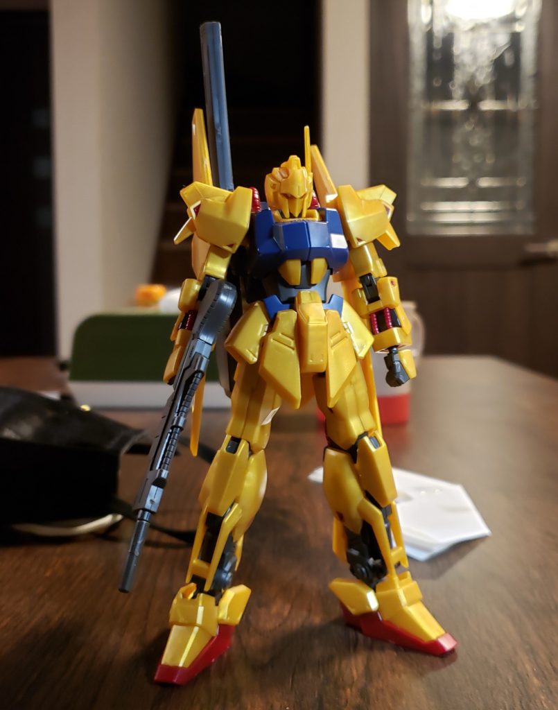 素組みです。いつもながらにらめっこしてどう仕上げるか考えます...が...クソカッコイイぢゃねぇか...プロポーションも好きやし気の利いたディテールもけっこう入ってる...さらにデキるようになったな!バンダイ!結局①よりアゴを引けるように首を1mm延長②ヒザがのっぺりしてるのでちょっといじる③アンテナ細くしたりマイナスモールド入れたりと細かい改修