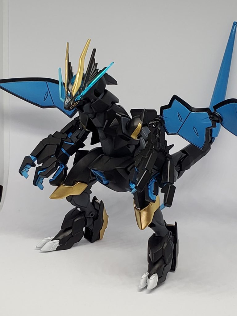 前からの全体図。ジャンクパーツを使用して四肢をよりドラゴンぽくしています。足首の穴、何かで埋めたりした方が良かったかも?配色もまだ少し足りなかった気がします。