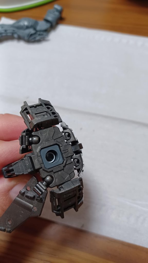 腰や足の関節軸には、プラパイプやプラ板を使って長さの延長を図っています。