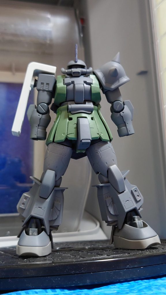 制作中の画像です。寄せ集めなのがお分かりいただけると思います。盾は左右で1mmずつ幅増し。F2の定番の腰ブロック加工、膝関節の千鳥化を行っています。マツナガザクのアイデンティティとして、フロントスカートのリブは外せません。画像にも位置決めの為の下書きが入っています。