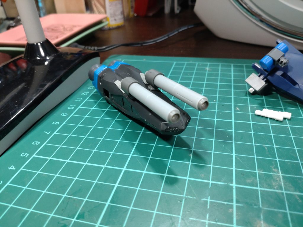 　ビームカノンはちょうどいいジャンクパーツが無かったので、プラパイプなどでスクラッチしました。