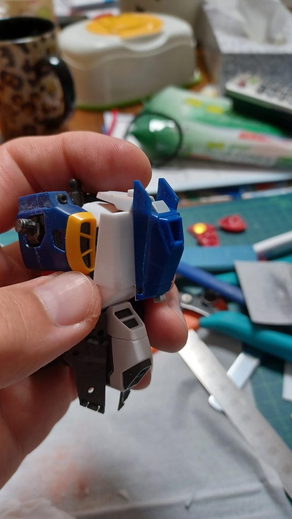 旧キットのゼロカスタムのパーツや、プラ板を組み合わせてアーマーを造っていきました。