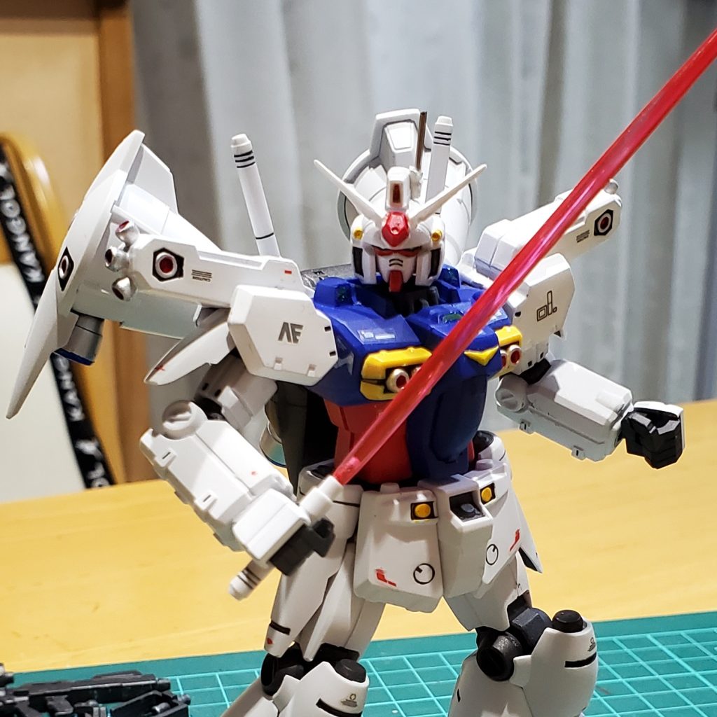 ビームサーベルはクリアのアクリル棒を細工して作りました。