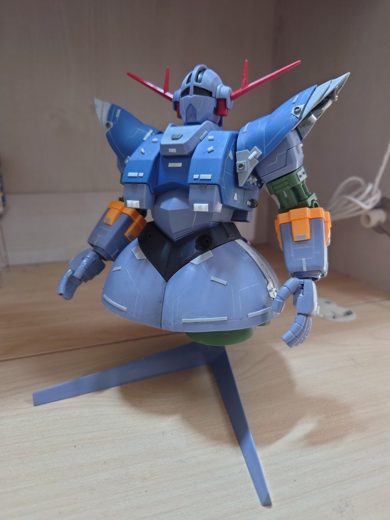 スジボリとプラ板でディティールを追加した後。肩アーマーアレンジしてましたが、何となくイメージと違う気がして不採用に。