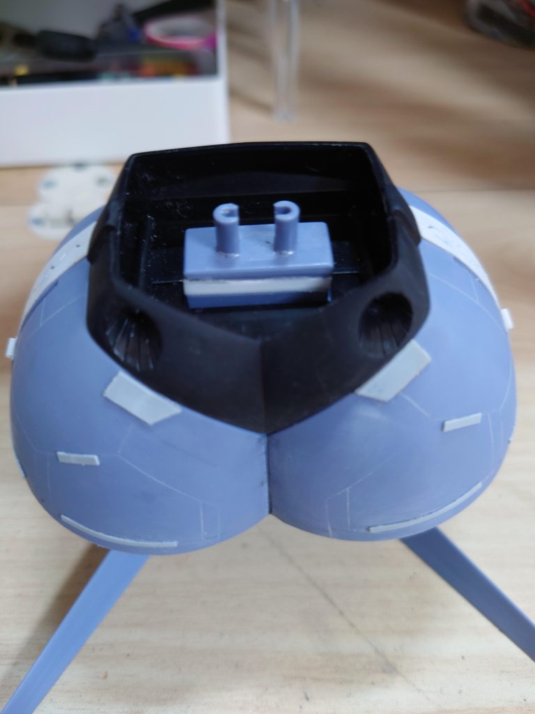 キットのままだと胸の下がすぐ腰で何となくバランス悪く見えたので接続位置を変更して少し胴長に。