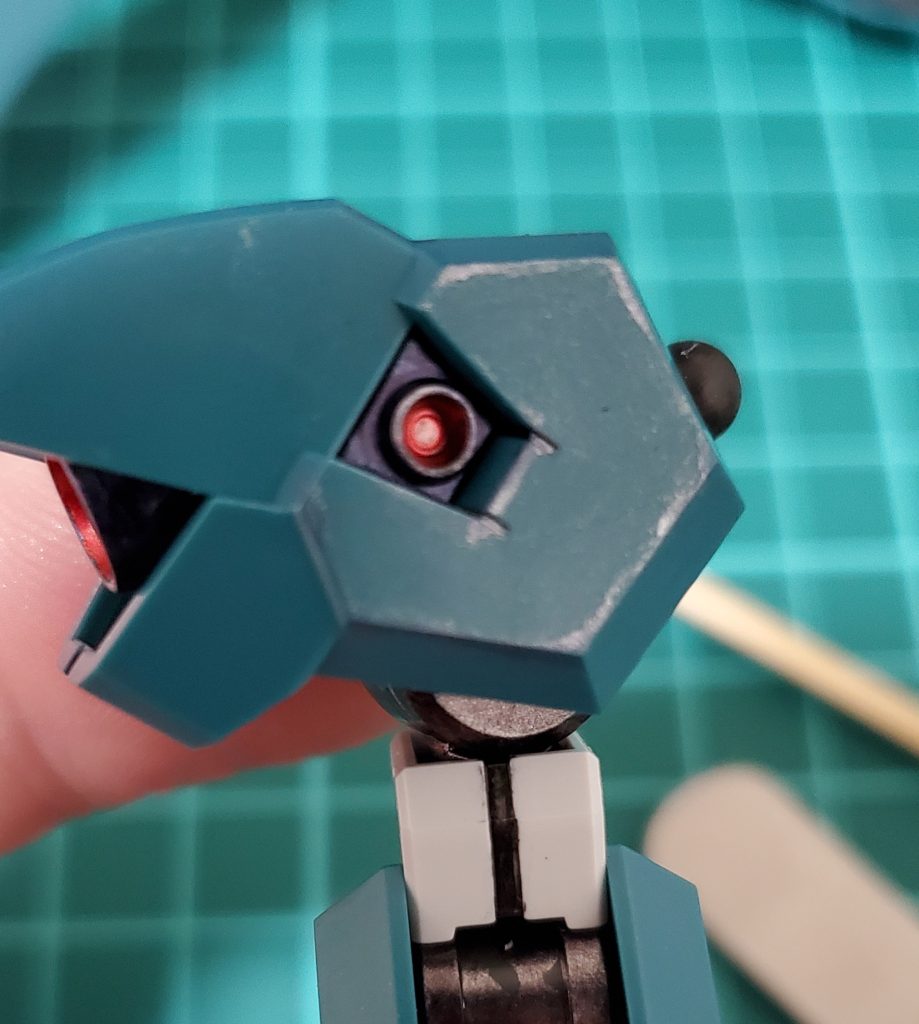 角になってる線をのこすようにめんぼーにマジックリンをつけて拭き取る。この時面は完全に拭き取らず更に薄くメタリックダークブルーを残すこの機体は面が多くてこのやり方でも大変でした