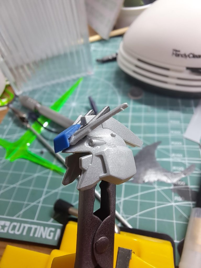 アンテナの青い部分を紛失してジャンクで置いてあったMGハイニューのパーツを拝借して使ってみた良い感じにできた