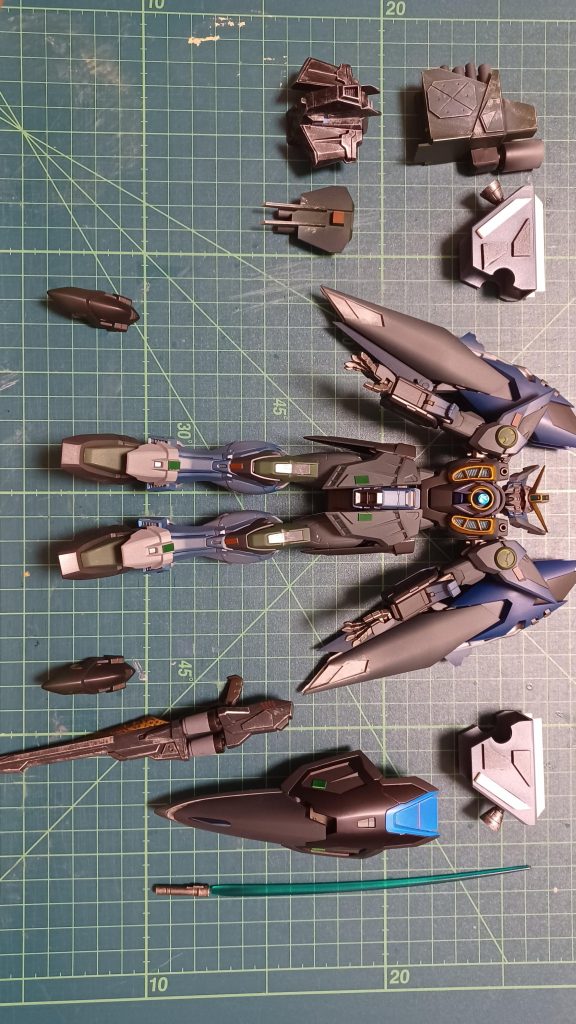 フルアーマー化を目指し、外装パーツはフルスクラッチも含めて全て着脱式にしてます。