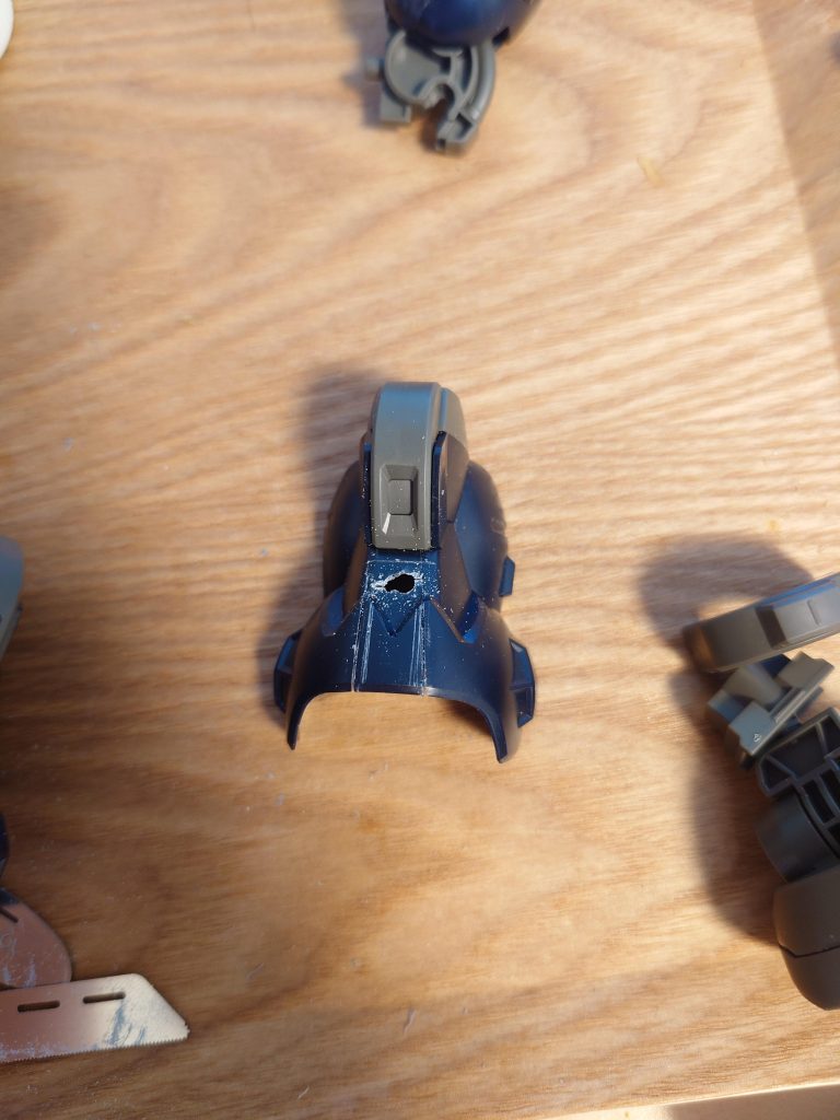 ディランザの脚部を流用したバックパックは脛の部分をカットし、ディランザの腕が通るように穴を開けてます