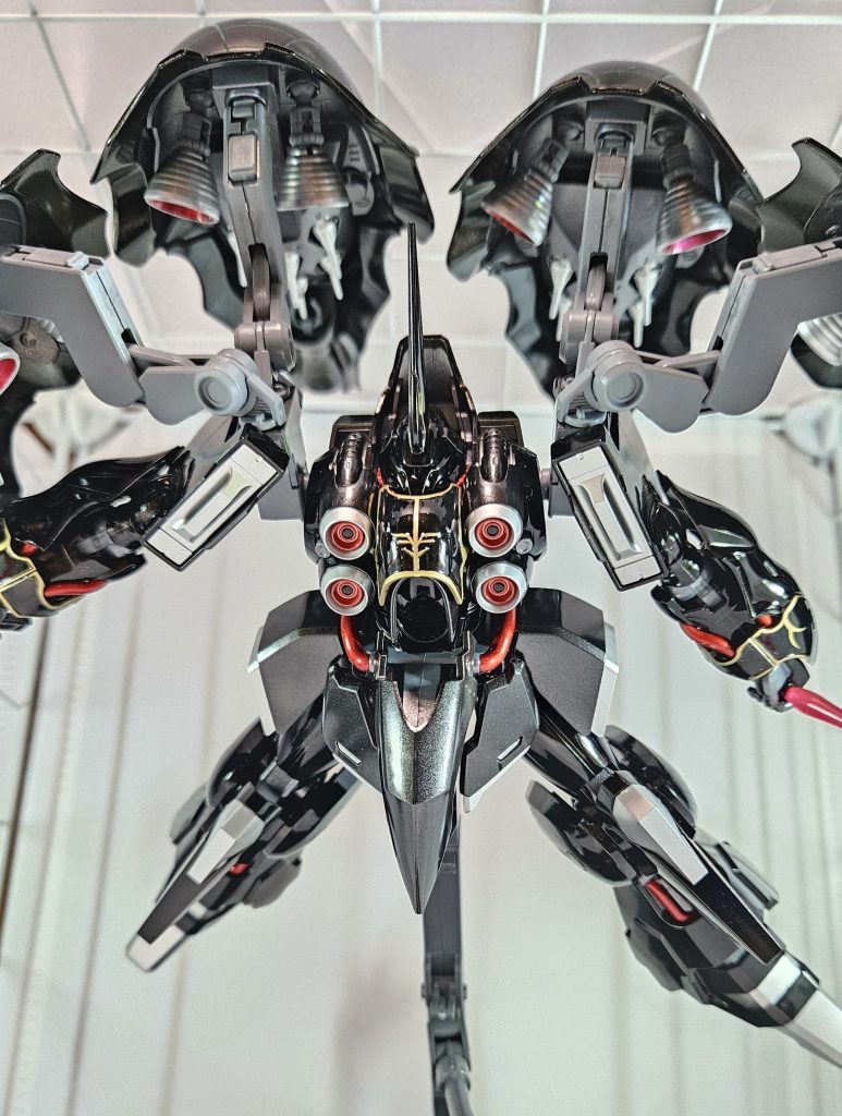 ガッとポージングをさせたいところですが、本体のデカさとアクションベース1の使い勝手の悪さもが相まってなかなか難しい…