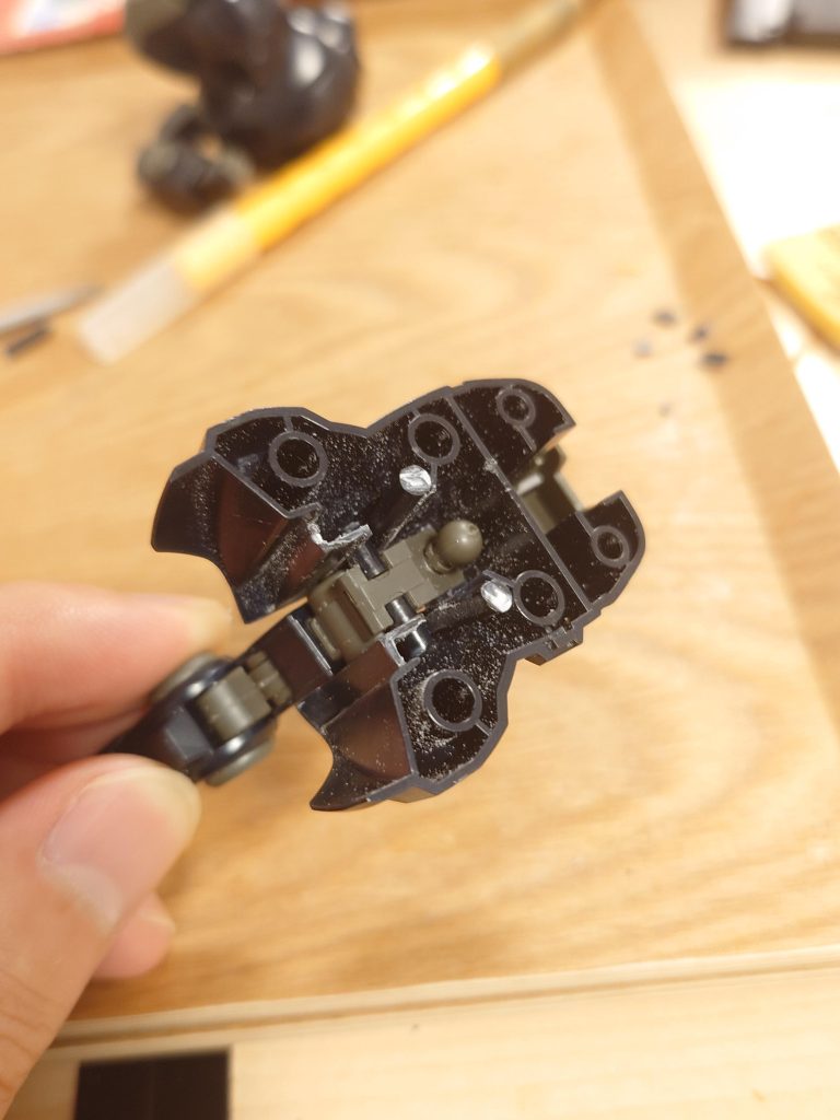 ディランザの形にランナーの棒を接着ディランザの脚にもランナーを接着して腕がスライドする際のガイドにしてます