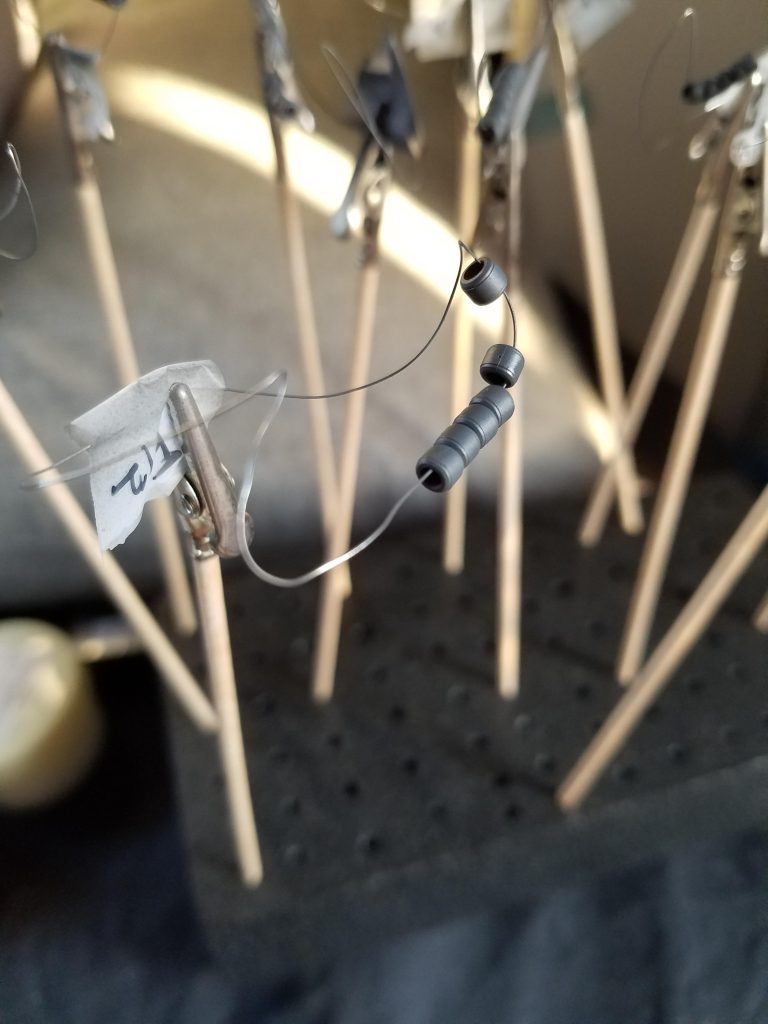 無くさないように針金に通して塗装しました！