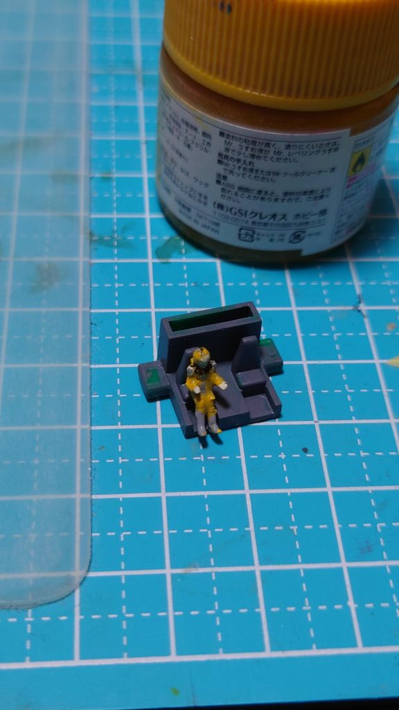 コックピットにはカイ・シデンを座らせました。ビルダーズパーツのフィギュアを切り刻んで、シート着座姿勢にしています。完成後にはほとんど見えないのですが、コックピットにカイが居ることが大事なのです。