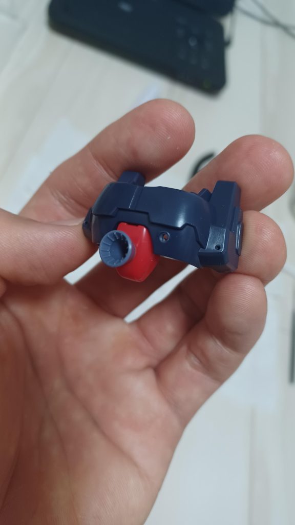 腹部には、余っていたバーニアを使い、拡散メガ粒子砲を造りました‼️コックピットハッチにあたる位置なので…コックピット位置は変更されている想定で(笑)