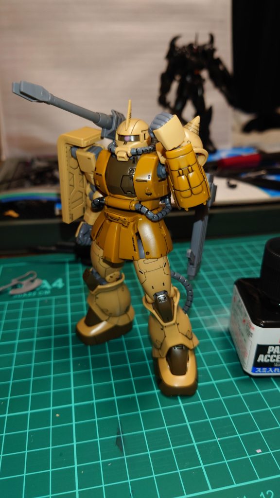 スミ入れ後の写真左腕には、付属のマシンガンのパーツを付けています。武装はできるだけ増やしたい。