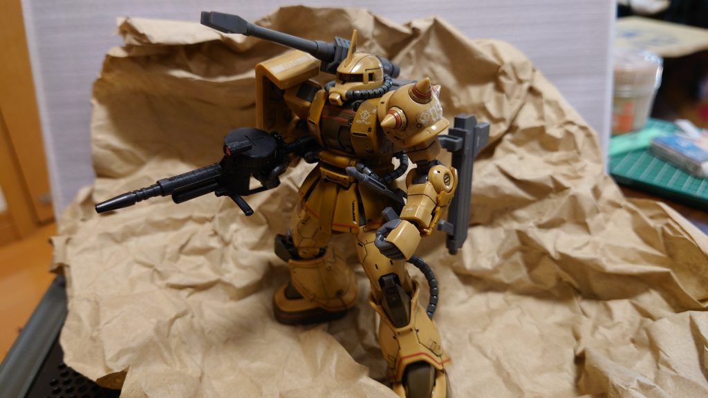 全体写真(ちょうどいい厚紙があったので、砂漠をイメージして使いました。マシンガンはエコプラのグフから拝借してます。)