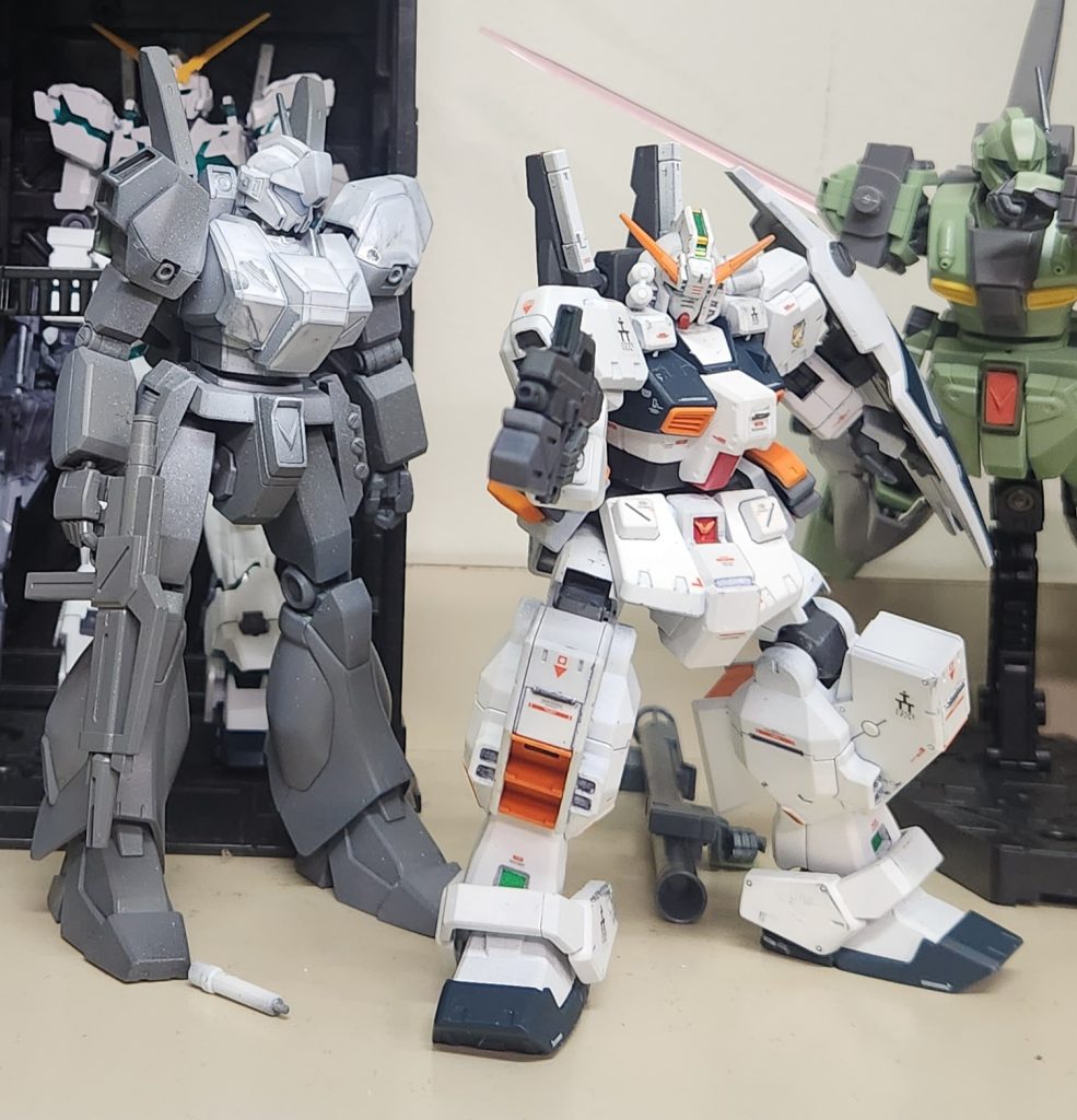 ヘイズル改を初エアブラシ塗装するにあたって実験台ジェガン君が使われてこんな感じになりました…(ヘイズル改も塗装済み)　その実験台ジェガン君を救うべくリペイントしました！