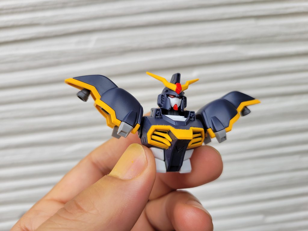 基軸となったアンテナ中央と胸部ダクト周りの塗装。アンテナ中央は筆塗り。胸部ダクト周りは缶スプレーで。黄色の筆塗り苦手なんですよね…( ̄▽ ̄;)