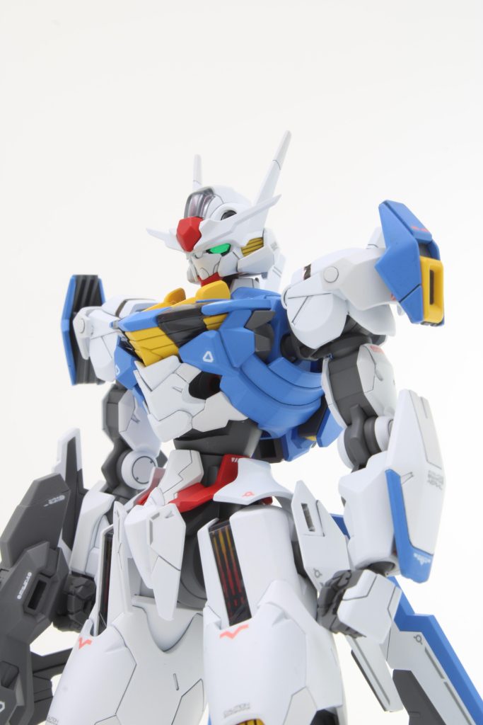 カメラアイはシールの上にクリアレジンを塗っているのでより良くキラキラして見えます