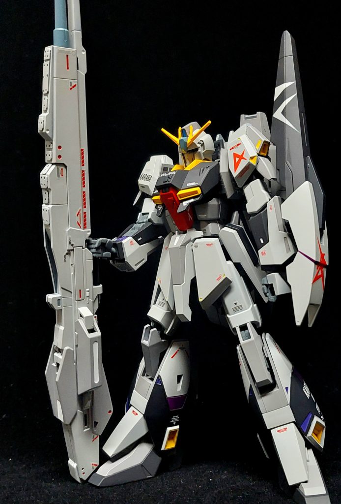 ν[NEU]ガンダムのカラーリングをベースにZ3号機風なライン塗装と紫系カラーでのアクセント。あえて細かく塗り分けずに、デカールで情報量の底上げをしました。