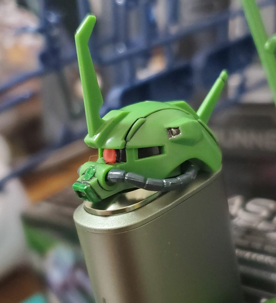 モノアイはH-EYESを使って裏側は中心にレッド、その周りをシャインシルバーで縁はヘビーガンメタリックで表面は蛍光レッドで色塗りしてます