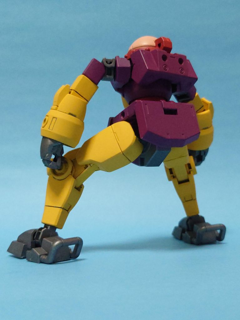元がジャンクなので肩アーマーとか色々足りてないのと、何故かガニ股立ちしか出来ない事が独特のフォルムを生み出してます。
