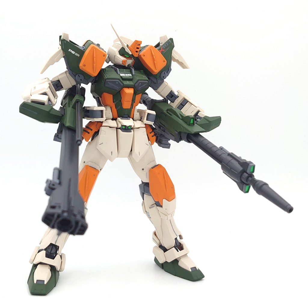 武装が大きすぎるのと、懸架アームの影響で部品同士が干渉してポージングが難しいのが難点でしたが、迫力あっていいですね。