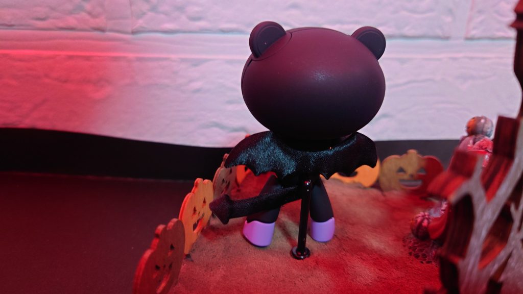 背中に羽としっぽを付けてます。推し活ミニぬいぐるみのコスプレに使うアイテムを流用しています。これまた100均で仕入れてきました 笑