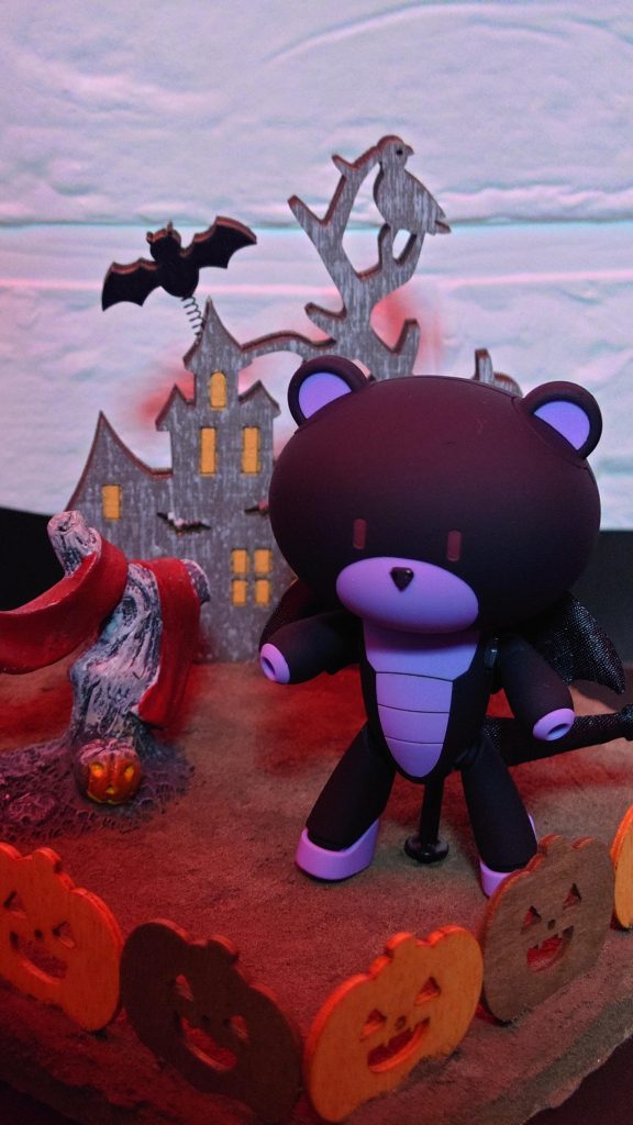 100均のコルクボードに紙粘土でベースを作り、土のテクスチャペイントを塗っています。その他かぼちゃプレート、オブジェクトも全部100均で揃えました。お手軽な作成です。