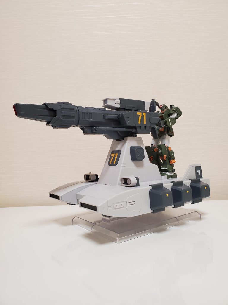 MSDのフルアーマーガンダムが発売した時、「バストライナー出ないかな」と思っていたタイミングで発表があったので即予約しました。半完成品という事で組み立て箇所はそこそこあります。水転写デカールも付属しており、今回はパチ組みですが、暇があれば色々弄ってみたいと思います。写真のようにフットレスト(?)に足を揃えるとイマイチポージングに迫力がでないので、一つ前の写真みたいに足を広げた方が踏ん張ってる感じがして好みです。