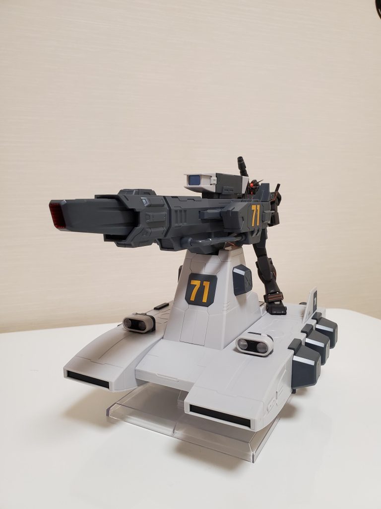 バストライナー自体MS-X時の発表でしたのでヘビーガンダムを乗せて。時代というか、某片腕が銃の男の漫画で悪者が乗り回してそうなデザイン。というか改めて考えるとこんなのがビュンビュン飛んで戦闘しているシーンはなかなかシュールですね。