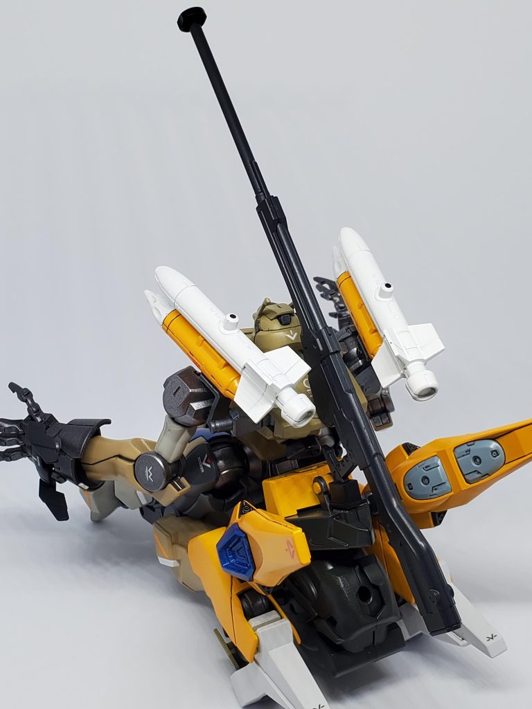 肩にミサイル(真ゲ3の意匠)、腕は格闘用クローを装備、持てなくなったライフルは背面に装備しました。