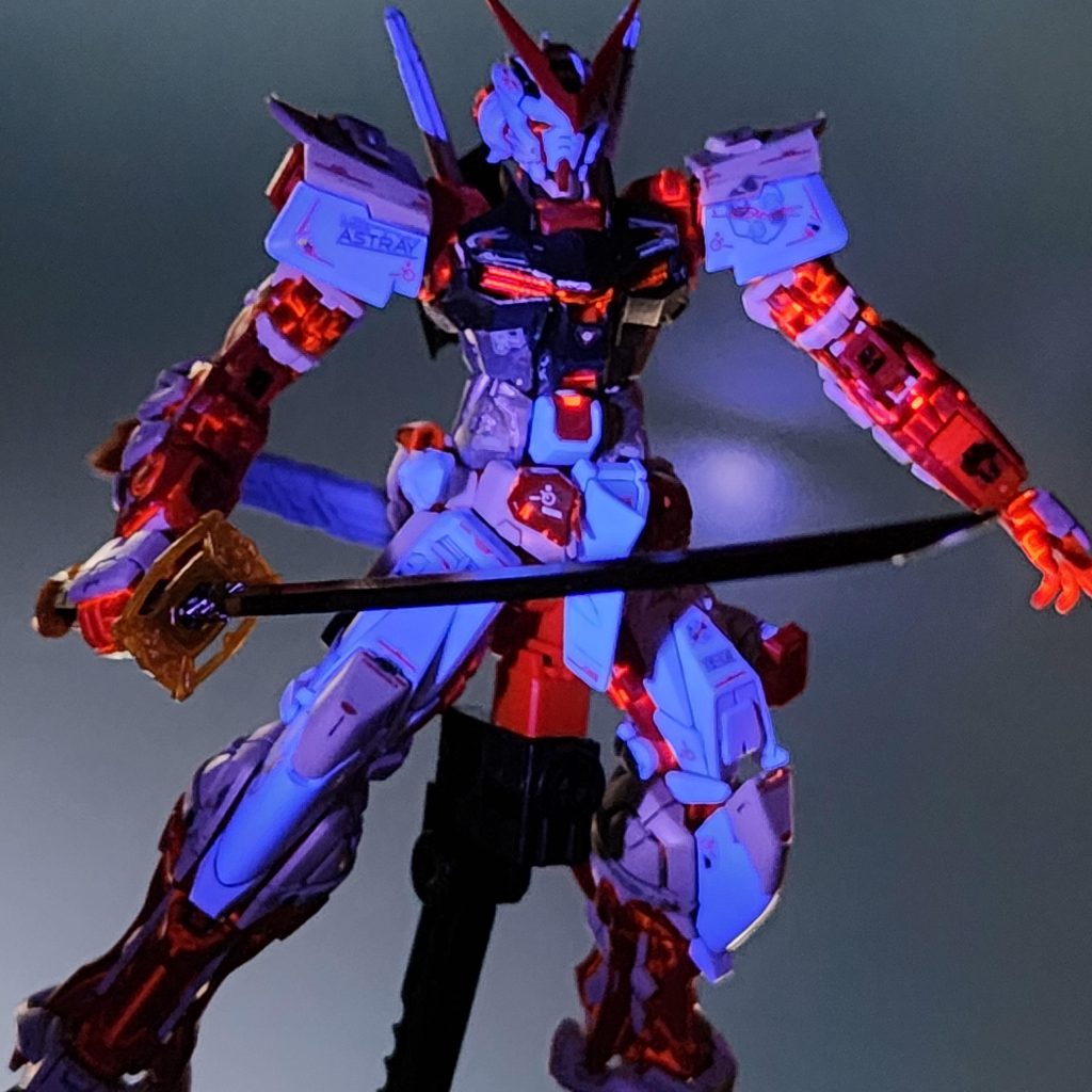 レッドフレームということで、赤いパーツのスミ入れを蛍光レッドでいれてみました