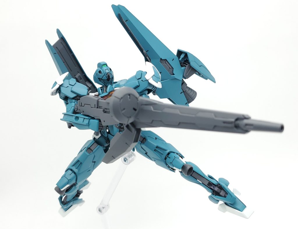 装備している大型ビームライフルは高威力なため、敵陣に突入し使用してから離脱すると言う戦法も取れる。