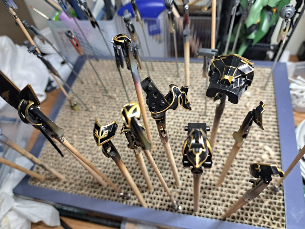 金色の上に水性アクリル塗料を吹き付けてエングレービングした☺️