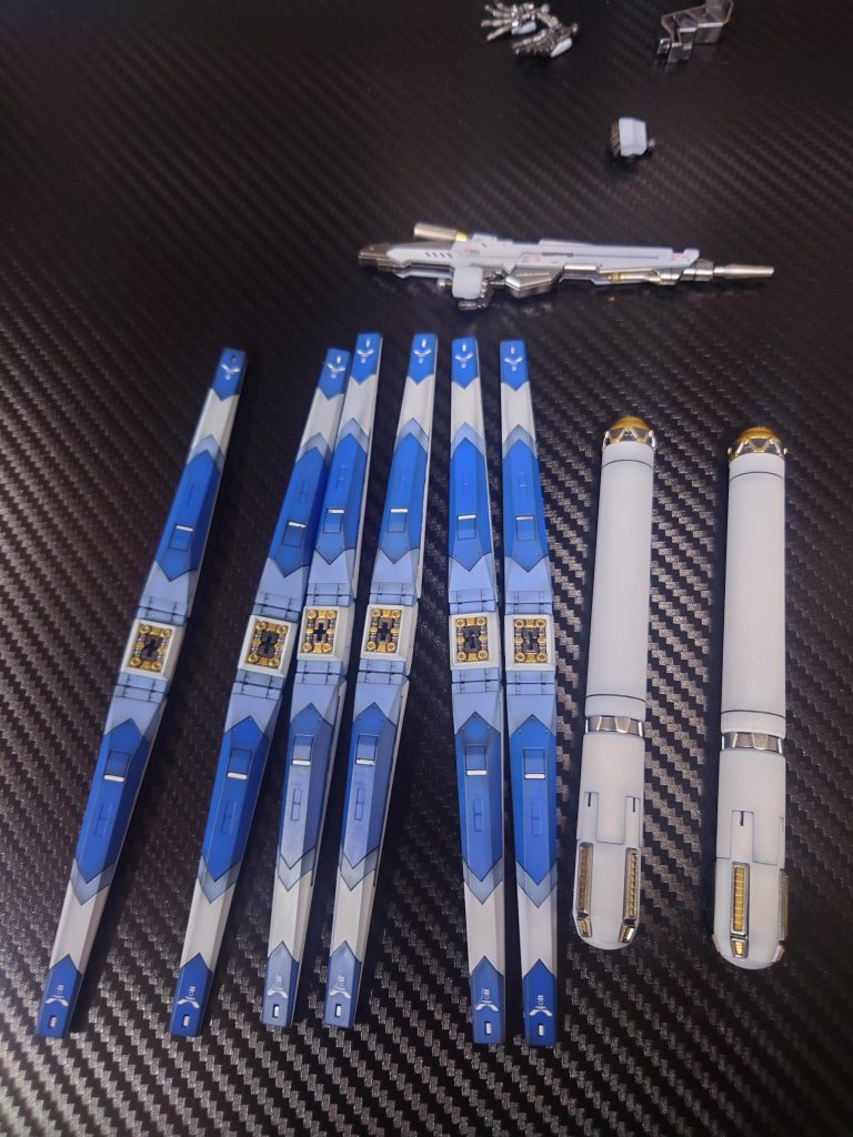 ファンネルも見えるとこは金銀で塗り分け