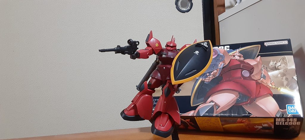 胸部のスラスターはGP01FBを参考にしてます。とにかくアムロに追い付ける機動性を目指してます。塗装ですが、胴体の濃い赤はマルーンレッド、手足の明るい赤は普通の赤とオレンジ、少し白を混ぜてサザビー意識しながらライデン仕様ぽくならないようにしました。おやじさん、アドバイスありがとうございます。関節はお馴染みタミヤのガンメタ。ライフルはヴィンセントゲルググが持っている強化ライフルを参考に、バレルを太くして下部もジャンクパーツと元のバレルを使ってそれっぽくしてます。スコープ部はウェーブのHアイズ、モノアイも同じです。