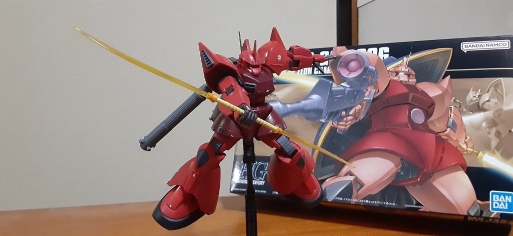 ナギナタもランナーを使って延長、肩のスラスターダクトはシーマ専用ゲルググの余剰パーツ実はシーマゲルググ買った理由はこれもありまして。いやはやパーツ揃っても本体なかなか買えなく一年以上越しでできましたよw　合わせ目は肩アーマー、胸部、膝関節はタミヤセメントで、前腕と大腿部は段落ち、ふくらはぎは目立たないし接着すると大変だから一部段落ちで済ましてます。