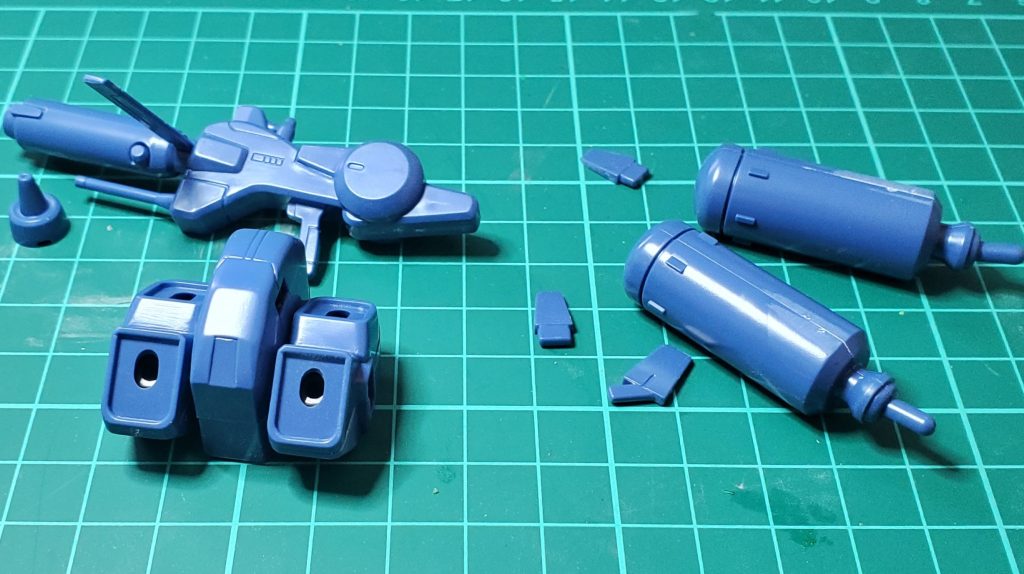 ランナーは細かい色分けはなく単一色です。ヘドロメタリック(仮)で全部塗りました