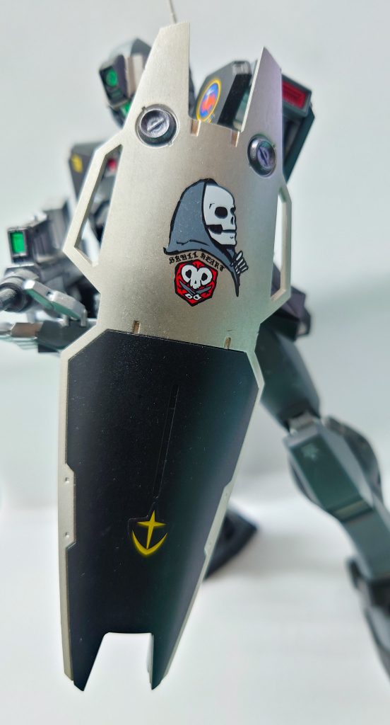 リド・ウォルフは、ジオン公国軍から〈踊る黒い死神〉との異名で恐れられた地球連邦軍のエースパイロットということなので、シールドに死神の水転写デカールを張り付けてみました。