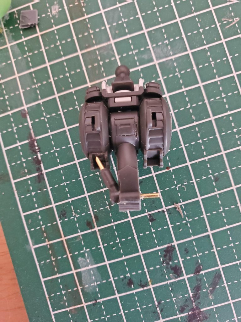 ランナータグと真鍮線を使って胴体の延長とシリンダーの改修を行いました