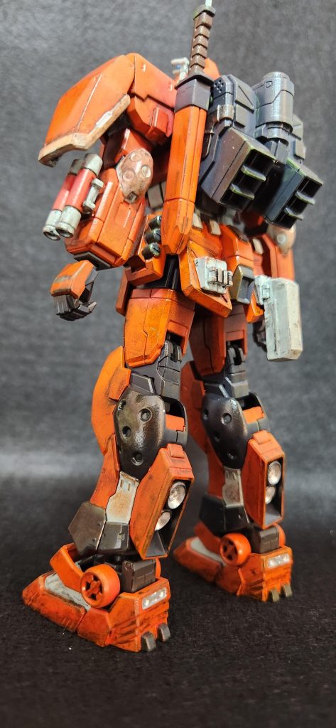 とは言え、傷の付き方や汚れ具合は私の乗ってたブルーティッシュと同じ。微妙に色が違うし、一体何が・・・「そんな事より次の出撃よー？」私の戸惑いも疑念も無視して彼は話を進める。まぁ良いわ。どうせ誰も私には勝てないのだから。