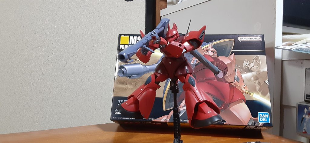 大戦終盤、ジオンではNT専用機体を製作していたが、間に合わず、このゲルググにはその機体に使う予定だったサイコミュシステムが組み込まれている。これはビット兵器等の類いでなく機体レスポンス向上の物である。ルウムの赤い彗星再び、ア・バオア・クーの最終戦にてこの改修されたゲルググを駆るシャア大佐は、連邦艦隊10隻、MS大隊一つを壊滅せしめた。彗星の名は飾りでないことを証明したのである。(古谷さんボイス、MSグラフィックぽく)ジオング嫌いじゃないですよ‼️wただゲルググってなんかアニメ内で馬鹿にされてるのがなんかね。なのでこんな設定作ってみました。HGジオング買ったらまたアムロ対策改修しますよ