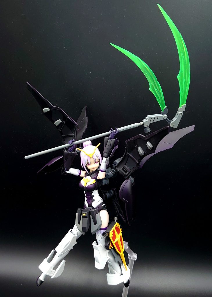 クロークを開いて、ツインビームサイズを振りかぶると凄い迫力。バスターシールドは、過去に作ったモビルドールメイ(デスサイズアーマー)と同じく太ももに設置。