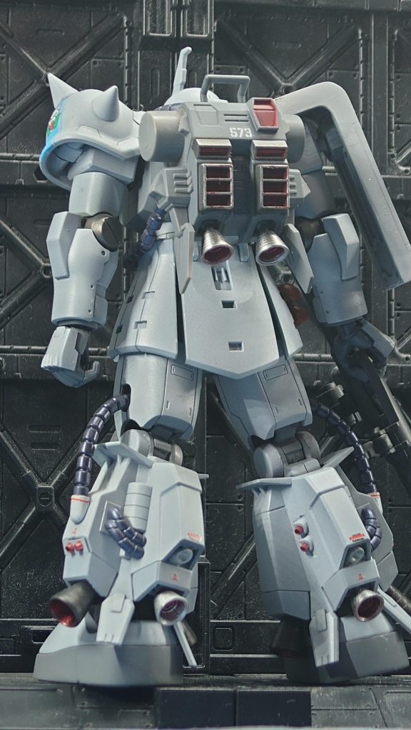 背面です。恐らく1/144では最も太いオリジン版Rザクの太腿部は、推進剤満載だと思われます(笑)HGUCの06RとF2ザクは、基本構造が似ているのでミキシングが簡単です。ここまでやるならオリジン版の脚そのまま使えば良さそうなものなのですが、可動域はともかくとして、スタイルがイメージと違ったのでこういう構成になりました。