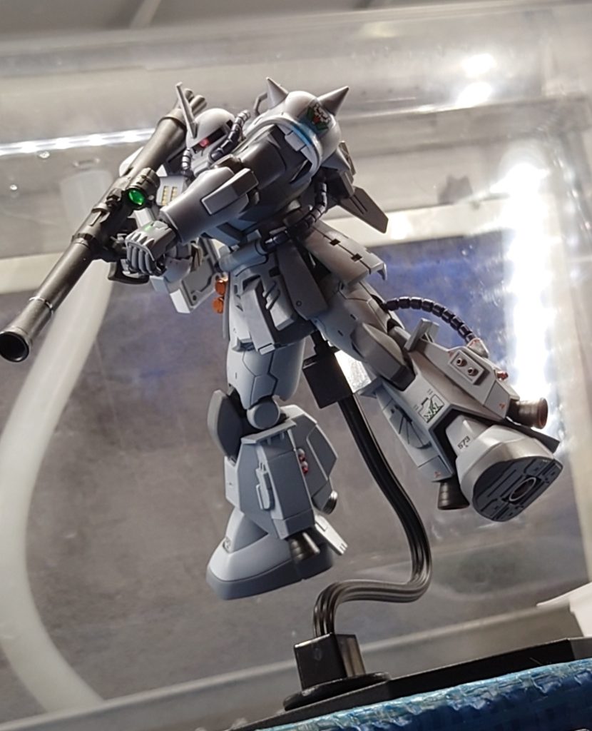 100均ディスプレイアームにセット。フレキシブルに可動するアームは、撮影時には超便利なのですが…ちょっと股間下のアームのブロックが自己主張高めなのが難点ですね(笑)