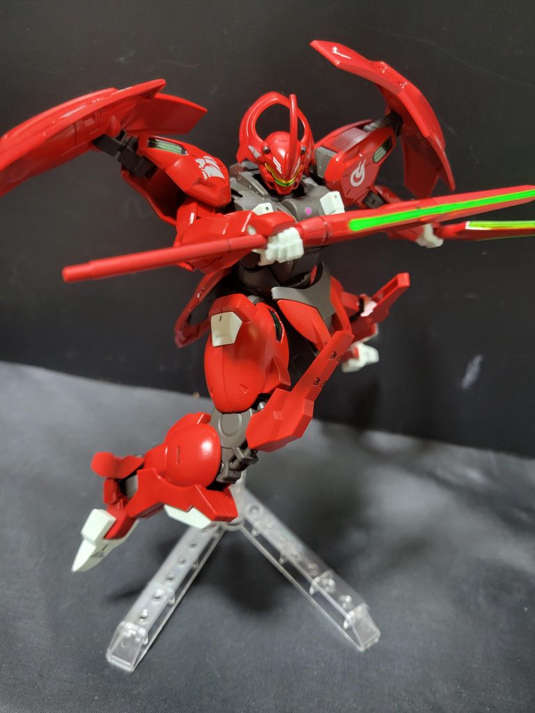 機体色のレッドはツヤありの赤色でスプレー塗装しました。アニメの赤色を目指しましたが、若干赤みが強かったりと感じました。まぁ、これはこれで綺麗な赤色なので良かったです。