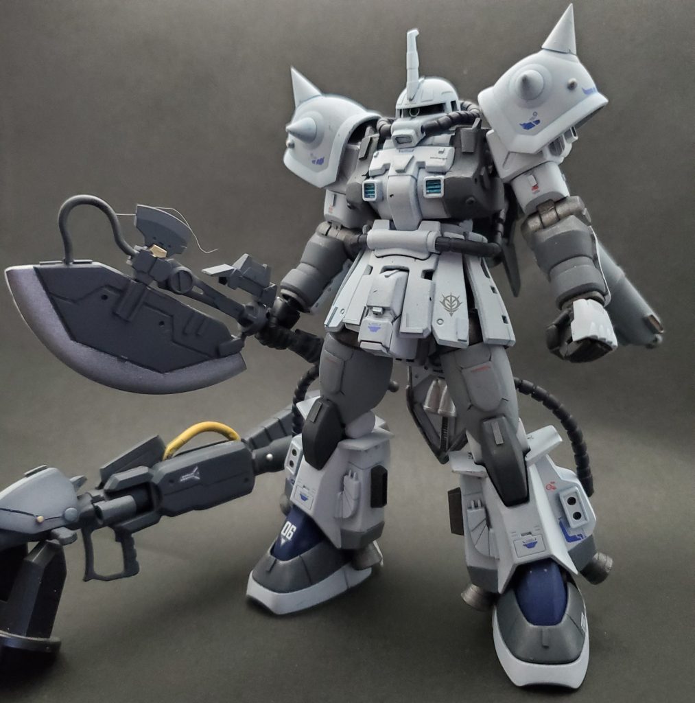 目つきを悪く　両スパイクをいかり肩に。股関節を広げました。　